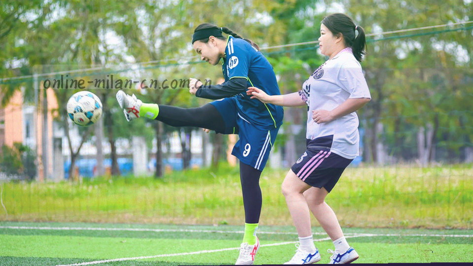 低角度球门与球网特写，冷白光从侧后方切入，网格形成密集线条